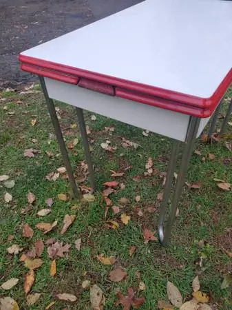 old enamel top kitchen table *Call No text or emails