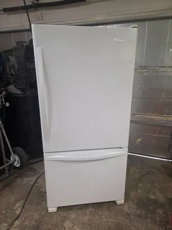 Whirlpool 22 cubic feet white borrom freezer REFRIGERATOR