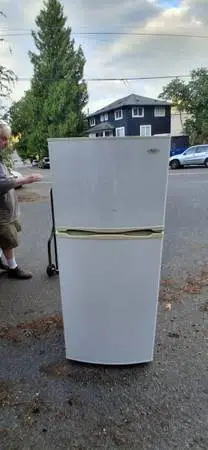*~ Whirlpool Appt size Refridgerator/Freezer ~* Can deliver