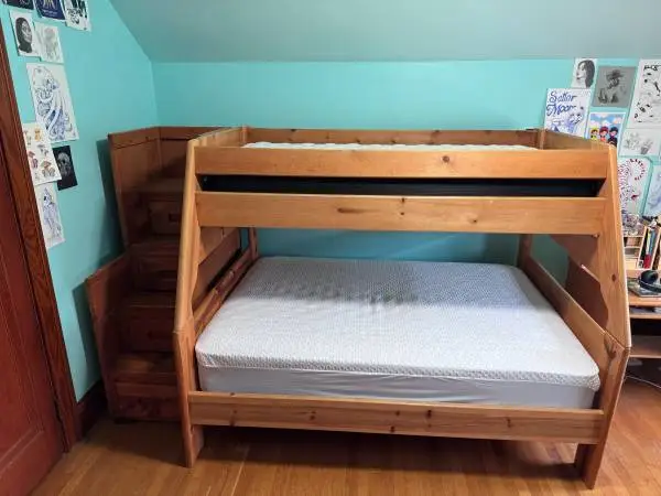 Excellent solid wood, sturdy full and twin bunk bed
