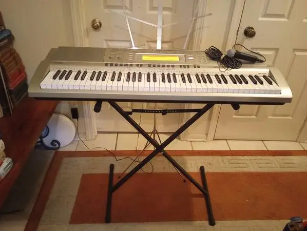 Casio WK-200 Keyboard + Scissor & Music Stands