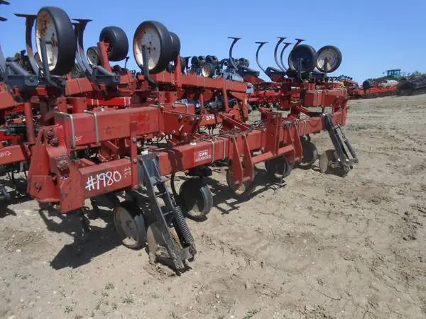 Kewanee 8R30 cultivator