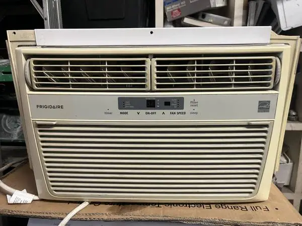 Good condition Frigidaire window AC 8.000 BTUs