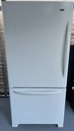 Amana Refrigerator w/bottom freezer