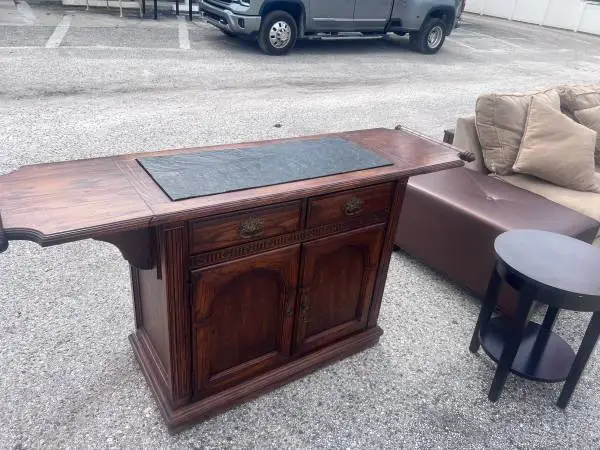 Buffet like New With Flip Up Ends.