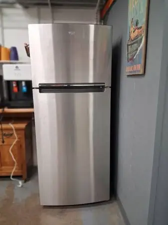 WHIRLPOOL STAINLESS STEEL REFRIGERATOR WITH EZ ICEMAKER