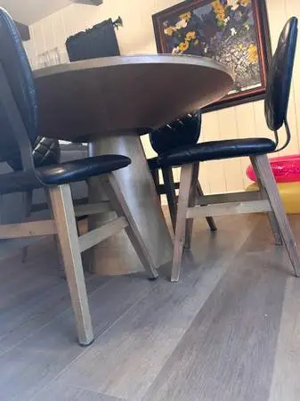 Round Dinning Table