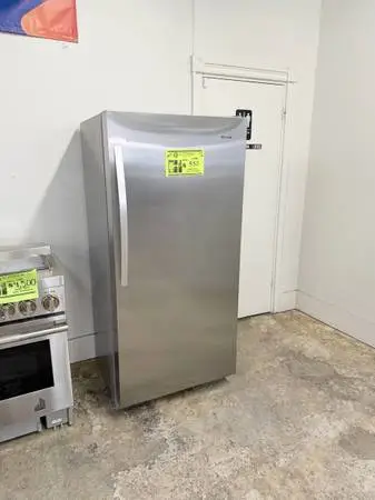 SINGLE DOOR UPRIGHT FRIDGE