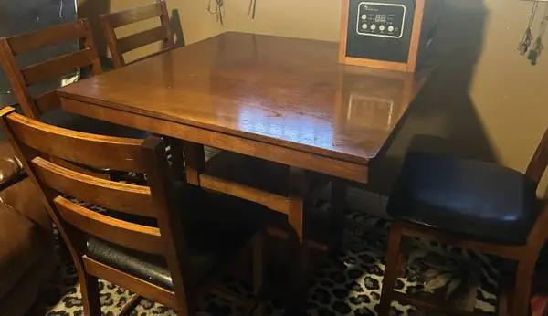 Table Wood Pub 40 x 40 x 37 H 2 shelves 4 chairs dinning kitchen