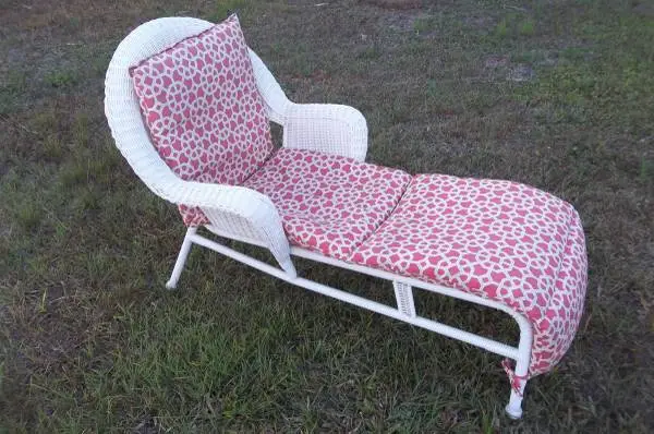 WHITE PLASTIC WICKER LOUNGER WITH CUSHION