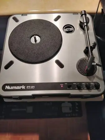 NICE ,NUMARK PT-01 portable turntable