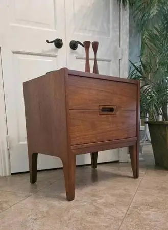 ►Mid Century Modern Nightstand or Occasional Table United Furniture