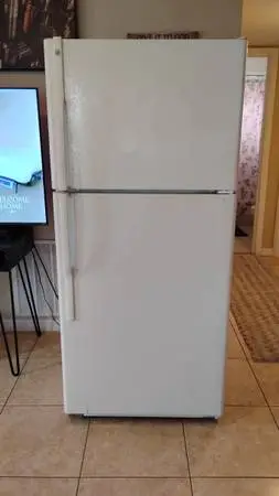 General electric 18.5 cubic foot refrigerator and ice maker