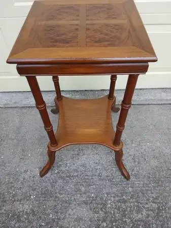 BEAUTIFUL WOOD ACCENT TABLE