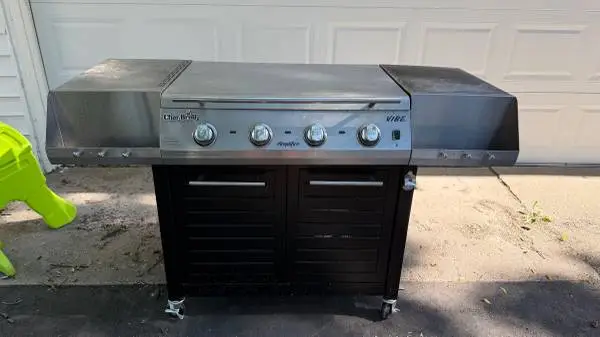 Charbroil Vibe 535 gas grill w griddle (Plymouth)