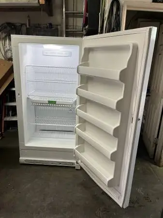 GOOD CONDITION FRIGIDAIRE BIG 1 DOOR FREEZER