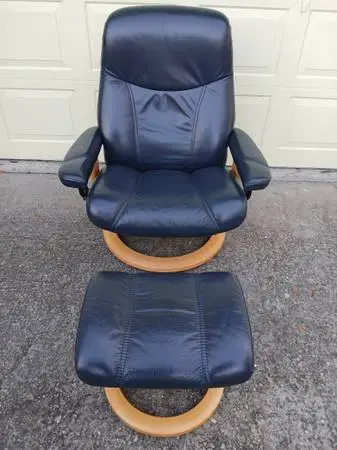 BLUE EKORNES STRESSLESS RECLINER CHAIR AND OTTOMAN