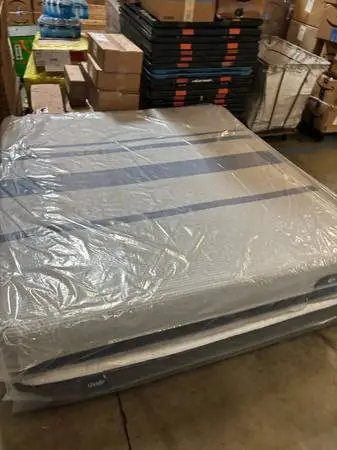 New King Serta iComfort Gel Memory Foam Mattresd