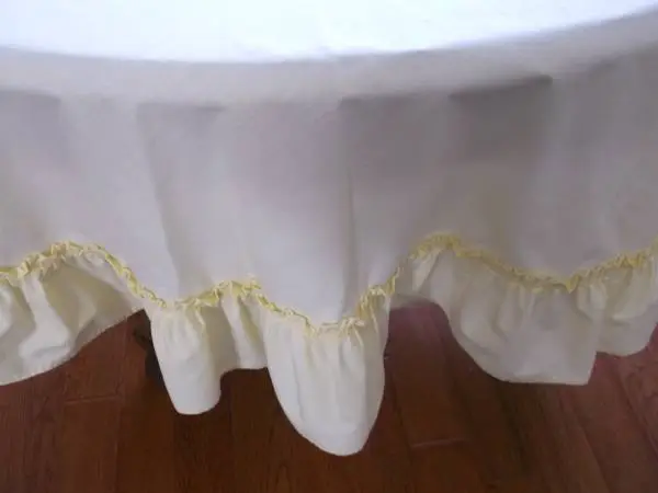 Large 70 Inch Round Yellow Tablecloth ~~ Like New