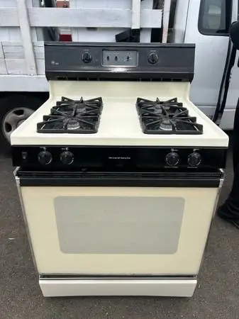 Warranty—free delivery super clean GE gas stove