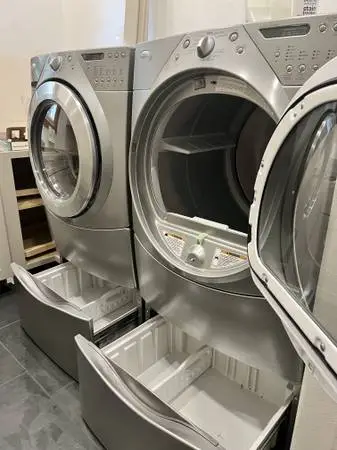Excellent Condition! Whirlpool Front Load Washer & Dryer Set