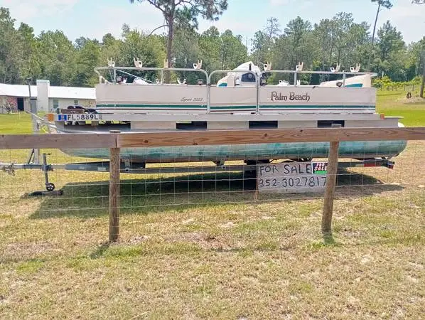 20 pontoon boat -no motor- fresh water boat
