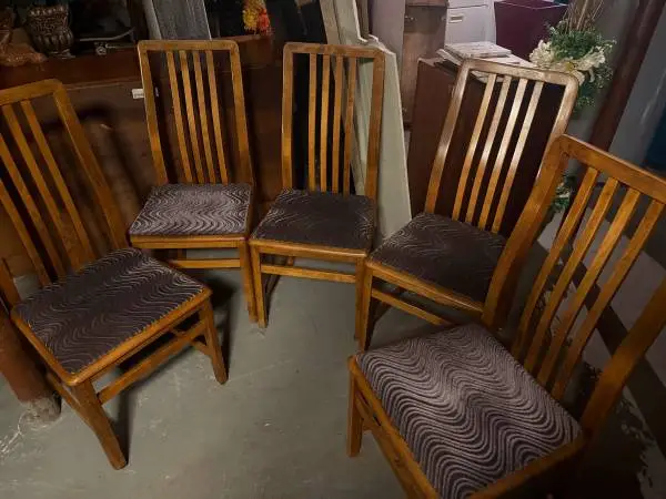Solid hardwood Kitchen Table with five matching chairs & 1 leaf
