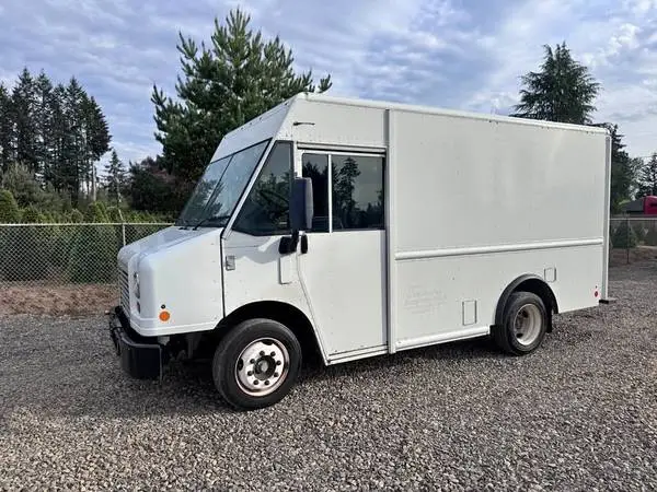 2014 Freightliner 12 box MT-45 LOW MILES!!