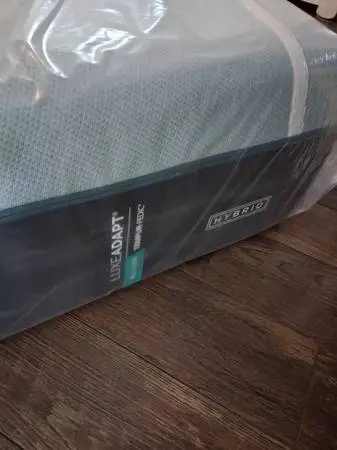 Tempurpedic king matresses Luxe Adapt Hybrid BRAND NEW
