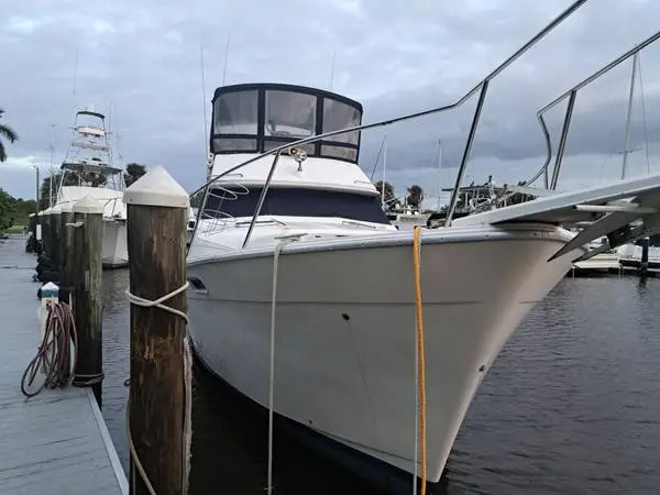 FLYBRIDGE YACHT TWIN DIESELS GREAT LOOP BOAT OR LIVABOARD