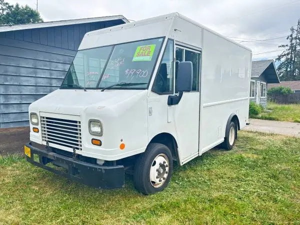 2014 Freightliner 12 box MT-45 LOW MILES!!