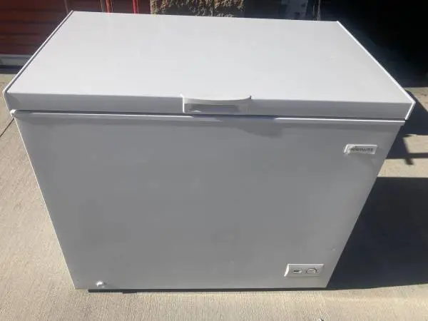 Freezer,chest,white,7cuft,wheels,like new,help deliver.