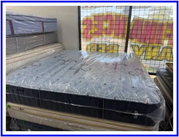 KING & SIZE STEARNS & FOSTER ESTATE MATTRESS & BOX SPRINGS BED SET