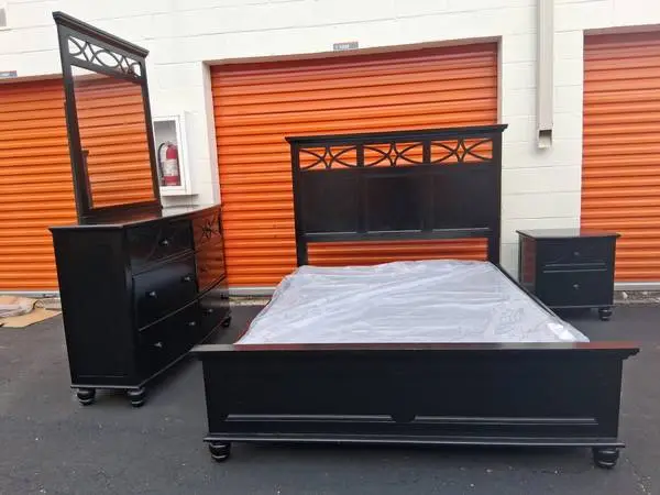 Queen sz bedroom set with boxspring