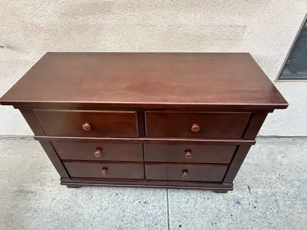 LIKE NEW QUALITY 6 DRAWER WOODEN DRESSER CAN DELIVER LOCAL IF NEEDED