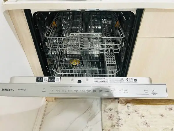 Samsung 24 Smart Dishwasher (StormWash+ & Smart Dry)