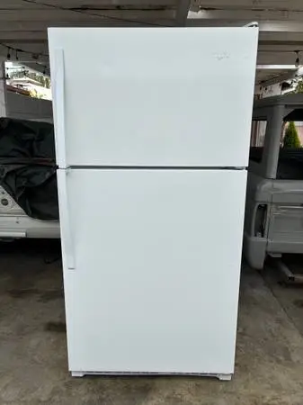 21 Cubic Foot Whirlpool White Top Freezer Refrigerator