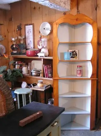 SOLID WOOD CORNER SHELF