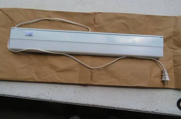 21 UNDER CABINET LIGHT FIXTURE - BRAND NEW! + 4 NEW BULBS!!!