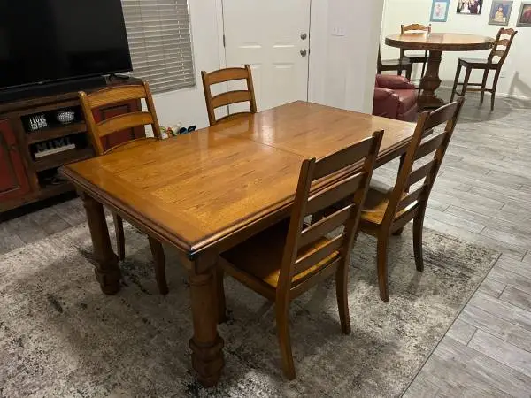 Nice Oak real wood dinning table and chairs