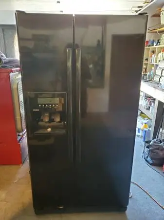 Refridgerator (looks almost new)
