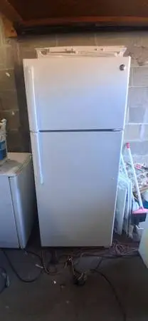 *~ GE Refrigerator/Freezer ~* We can deliver