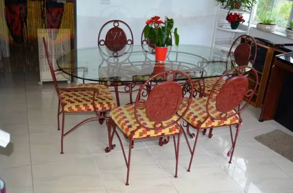 JUEGO DE COMEDOR DE HIERRO Y CRISTAL CON 6 SILLAS