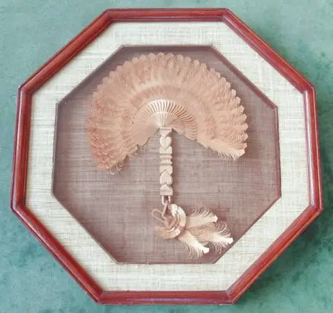 VNTG FEATHERED WOOD FAN/VALENTINE IN OCTAGONAL FRAME
