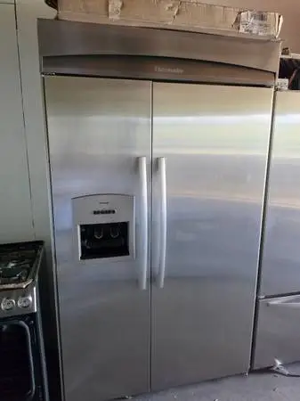48 thermador Built-in refrigerator ice and water