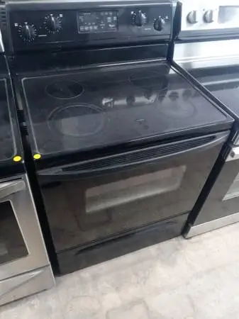 ★Whirlpool black glass-top stove