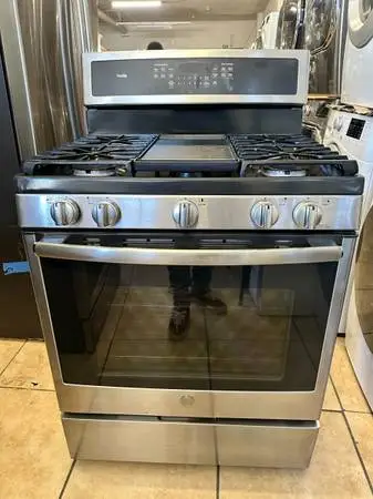 GE PGB911SEJ4SS 5 Burner Stainless Steel gas range stove LIKE NEW!!