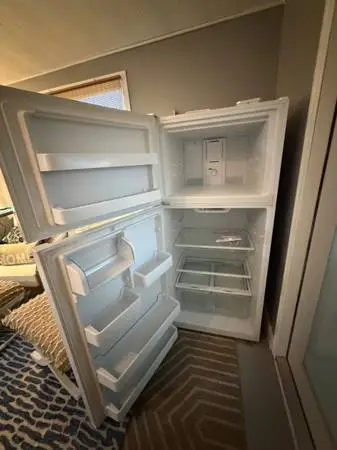 Vissani 18 cu foot Refrigerator/ freezer
