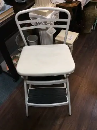 NICE WHITE VINTAGE COSTCO CHAIR/STEP STOOL