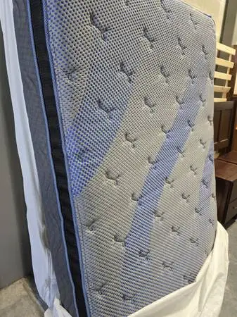 Full-size mattress and boxspring